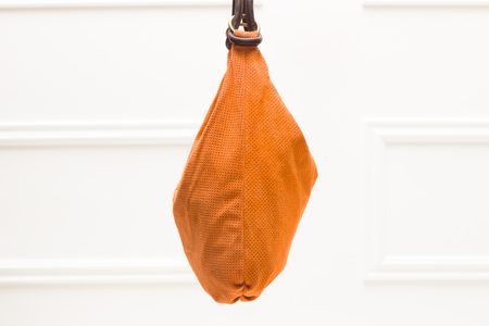Dámska kožená kabelka s krúžkami perforovaná - oranžová -