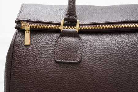 Dámska kožená kabelka jednofarebná so zipsom - tmavo hnedá -