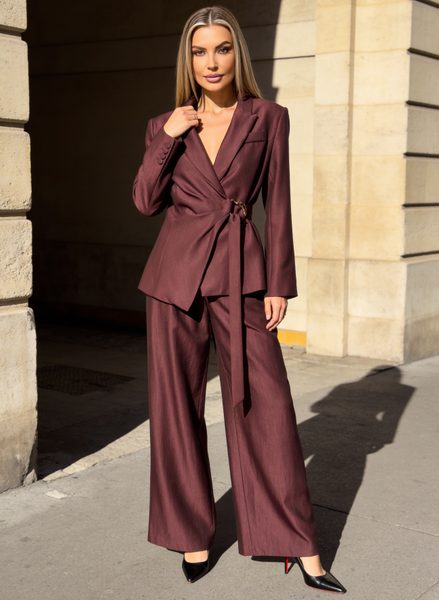 Costum damă burgundy cu cataramă aurie -
