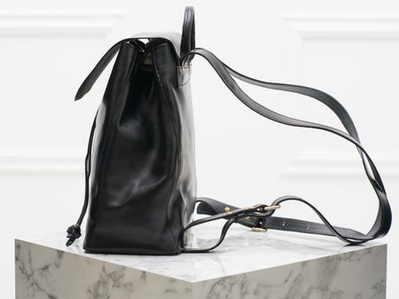 Dámský kožený batoh s klopou - černá -