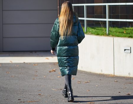Dámská zelená metalická zimní bunda s přeskami -