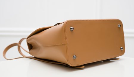 Dámský kožený batoh s přezkou hnědý -