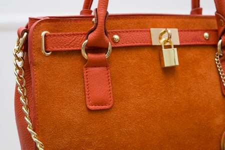 Dámská kožená kabelka se zámkem a řetízkem semiš - oranžová -
