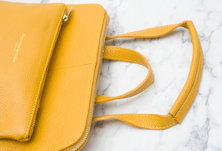Dámský kožený batoh jednoduchý - tmavší žlutá -