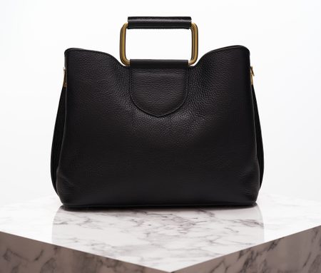 Dámská kožená kabelka s kováním - černá -
