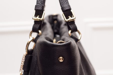 Dámská kožená kabelka černá s třásní -