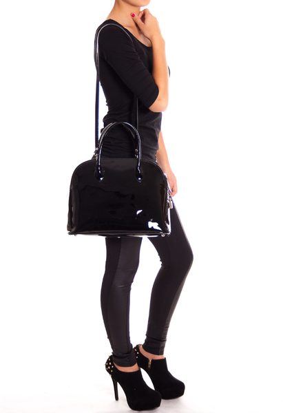 Dámska lakovaná čierna kabelka -