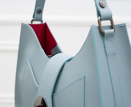 Elegantná kabelka cez rameno svetlo modrá -
