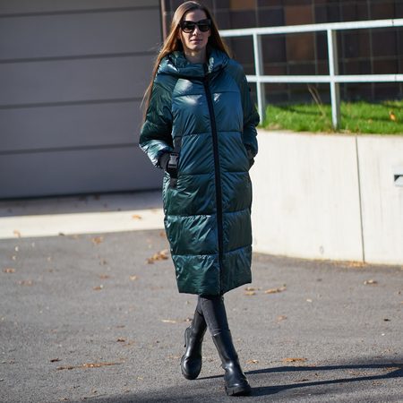 Dámská zelená metalická zimní bunda s přeskami -
