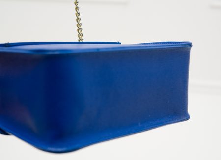 Dámska kožená crossbody kabelka razená - kráľovsky modrá