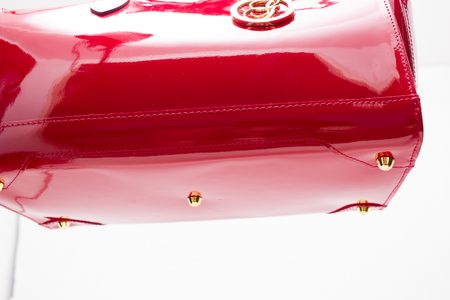 Lakovaná červená kožená kabelka -