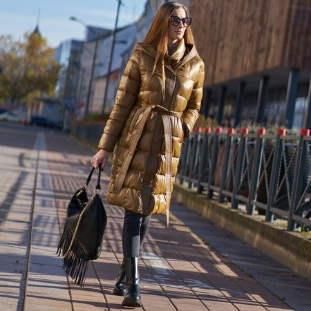 Dámská zimní bunda s vázáním camel -