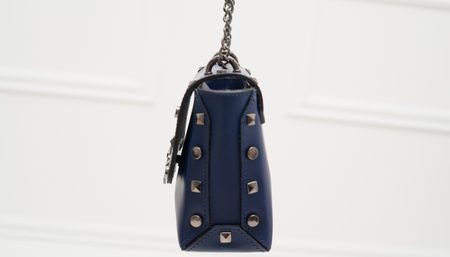 Dámská kožená crossbody kabelky s cvoky - tmavě modrá