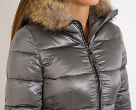 Dámská zimní bunda s kapucí a kožešinou metalická -