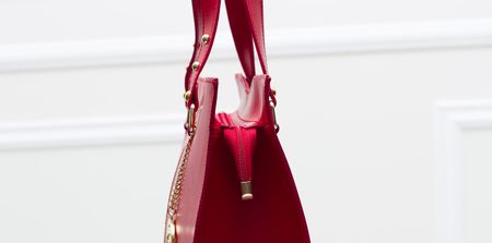 Dámska kožená kabelka so zlatým prúžkom - červená -