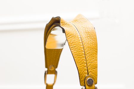 Dámska kožená kabelka cez rameno pútko s volánom - horčicová -