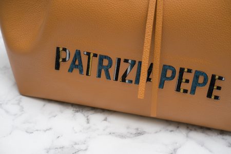 Patrizia Pepe kožená kabelka béžová s logom -