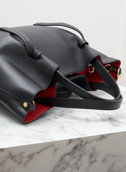 Kožená kabelka s červenou podšívkou černá -