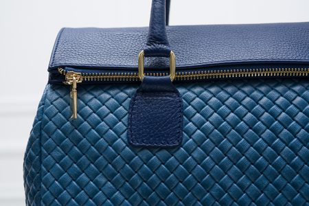Dámská kožená kabelka kombinace modrá s proplétáním -