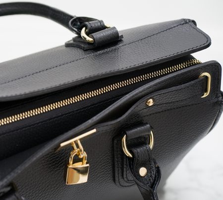 Dámska kožená kabelka do ruky so zámkom a zlatým kovaním - čierna -