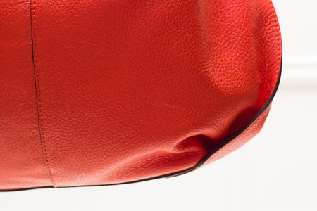 Dámska kožená kabelka cez rameno puťka s volánom - svetlo červená -