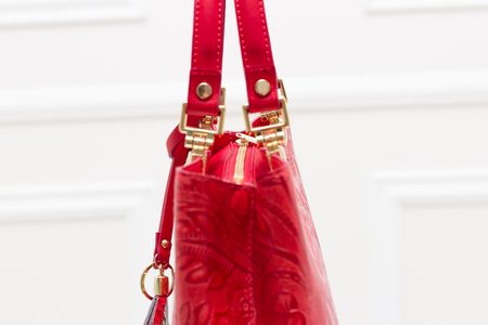 Dámská kožená kabelka ražená s květy - červená -