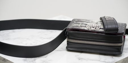 Damska skórzana crossbody torebka Guess Luxe - czarny -