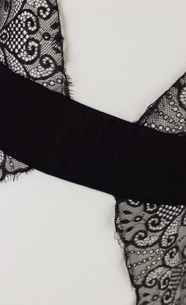 Bílé šaty s černou krajkou -