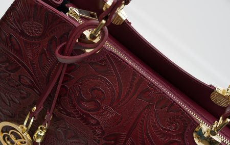 Dámská kožená kabelka ražená s květy - vínová -