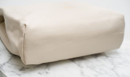 Dámská kožená kabelka s otočným zapínáním do ruky - béžová -