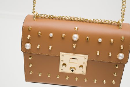 Dámska kožená crossbody kabelky s perličkami - COYOTE