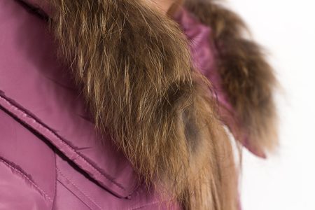 Dámska zimná bunda dlhá s pravou líškou a cvoky ružová -