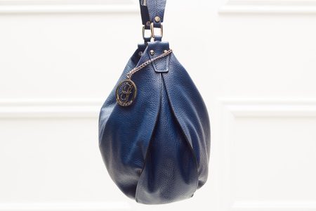 Dámska kožená kabelka cez rameno pútko s volánom - modrá -