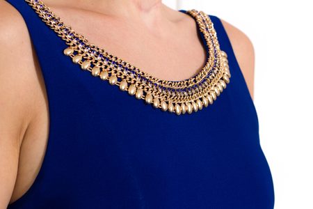 Spoločenské dlhé šaty s náhrdelníkom - modrá -