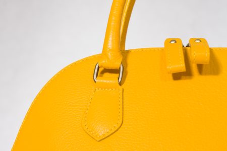 Kožená kabelka žlutá se zlatým zipem