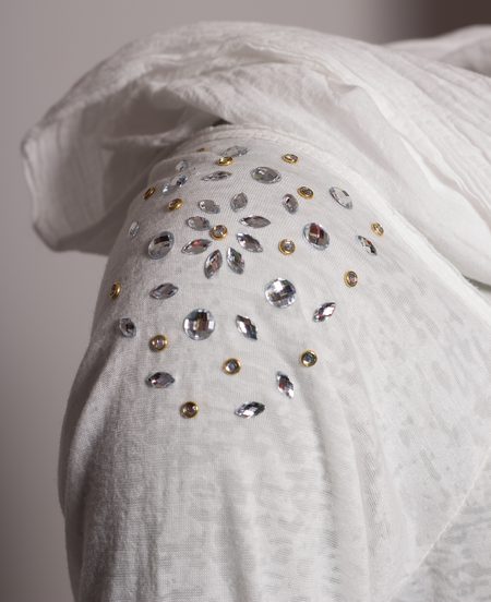 Dámská bílá tunika s lesklými kamínky -