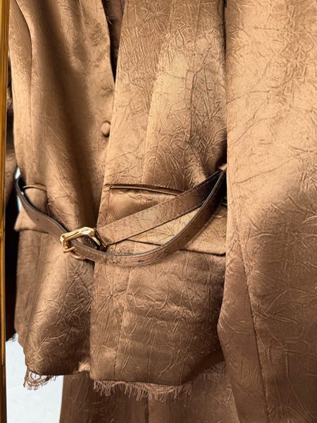 Costum cu aspect creponat sacou și pantaloni maro -