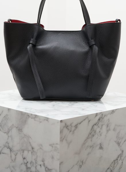 Kožená kabelka s červenou podšívkou černá -