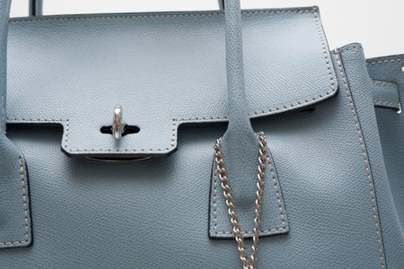 Kožená kabelka otočné zapínání - světle modrá -