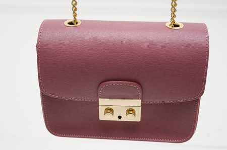 Dámska kožená crossbody kabelka razená - čučoriedková -