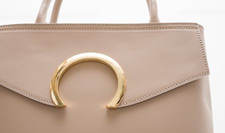 Dámska kožená kabelka malá so zlatým kruhom - staro ružová -