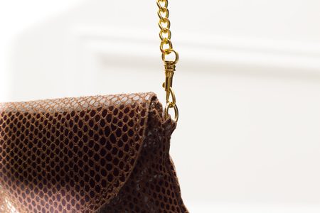 Dámská kožená malá kabelka s řetízkem a třásničkou - hnědá -
