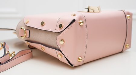 Dámská kožená kabelka do ruky s cvoky po straně - růžová -