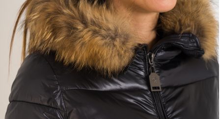 Dámská zimní bunda s kapucí a kožešinou černá -