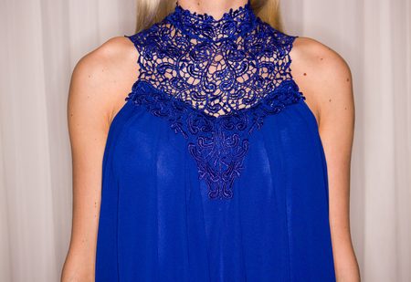 Dámské letní šaty s krajkou u krku - modrá -