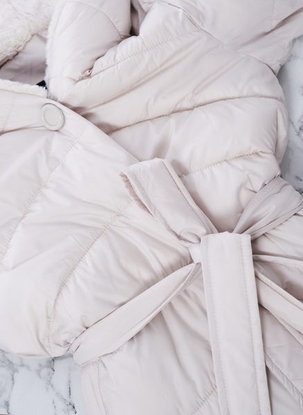 Dámská zimní bunda krémová s páskem -