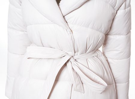 Dámská bunda se zlatými řetízky a třásněmi slonová kost -