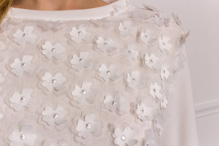 Dámská bílá halenka s bílými květy -
