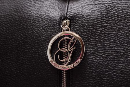 Dámská kožená kabelka se zipem stříbrné zapínání - černá -