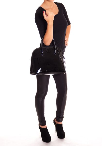 Dámska lakovaná čierna kabelka -